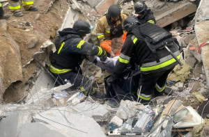 Зображення до посту: У Запоріжжі завершили аварійно-рятувальну операцію після обстрілу: 11 загиблих