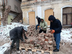 Зображення до посту: «Тримати її в руках — це зовсім інші відчуття»: як харків’яни сортують автентичну цеглу на руїнах пам’ятки