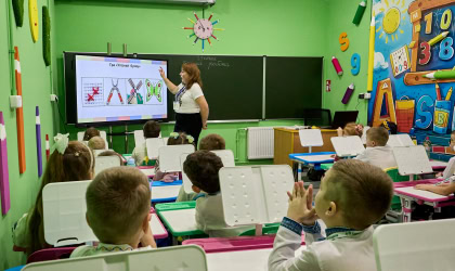 Діти та вчитель у школі