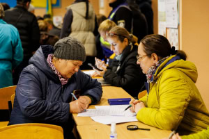 Зображення до посту: Переселенців визнали жителями громад, до яких вони виїхали — президент підписав закон