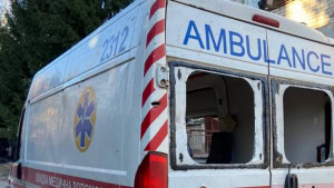 Зображення до посту: У Ківшарівці від обстрілу пошкоджене авто швидкої допомоги