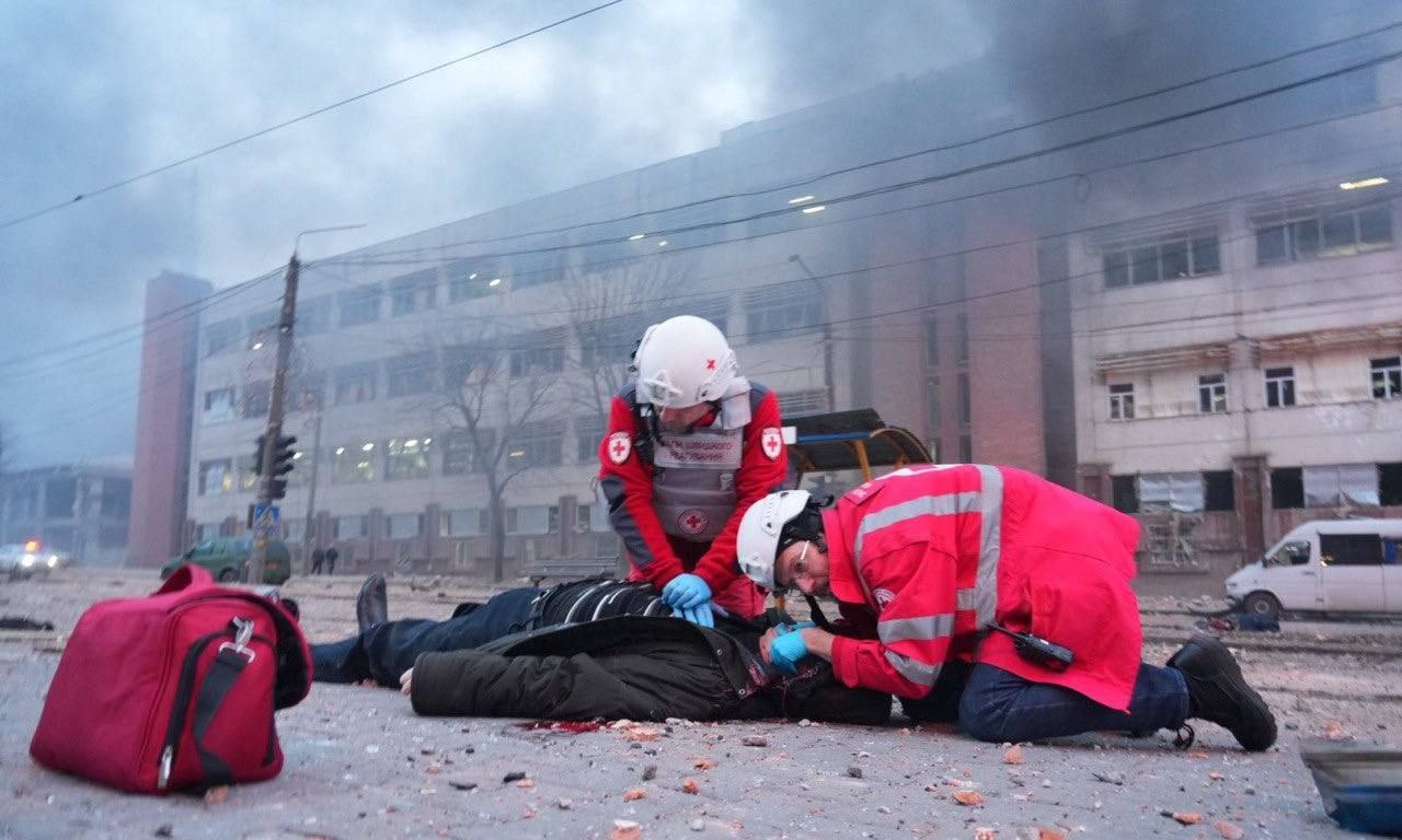 Зображення до:  Від удару по Запоріжжю загинули 13 людей, понад 100 поранені: оголошено жалобу