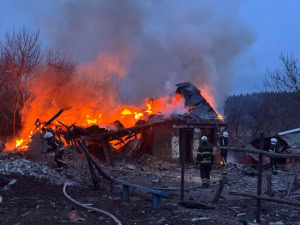 Зображення до посту: У Богодухівській громаді від атаки дрона спалахнула пожежа