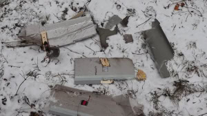 Зображення до посту: Вибухотехніки перевіряють уламки «Молнії», яка вдарила по Харкову: фото