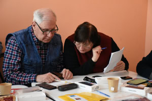 Зображення до посту: Месенджери, відеодзвінки, інтернет-послуги: як пенсіонери Харківщини опановують смартфони