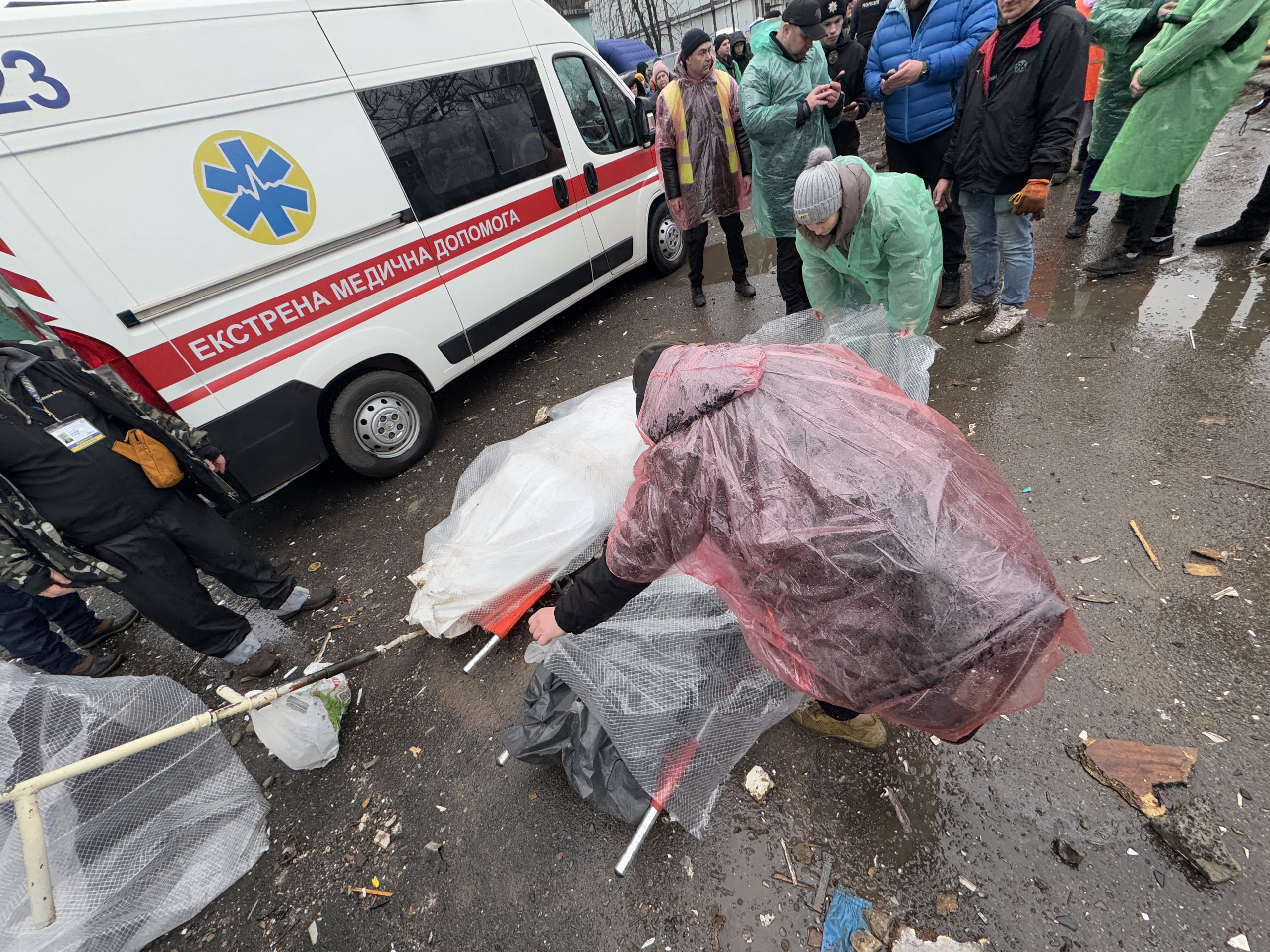 Зображення до:  У Полтаві після обстрілу розбирають завали п’ятиповерхівки, люди шукають близьких: фото