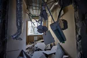 Зображення до посту: До шести побільшало загиблих від удару по Ізюму: помер один з поранених