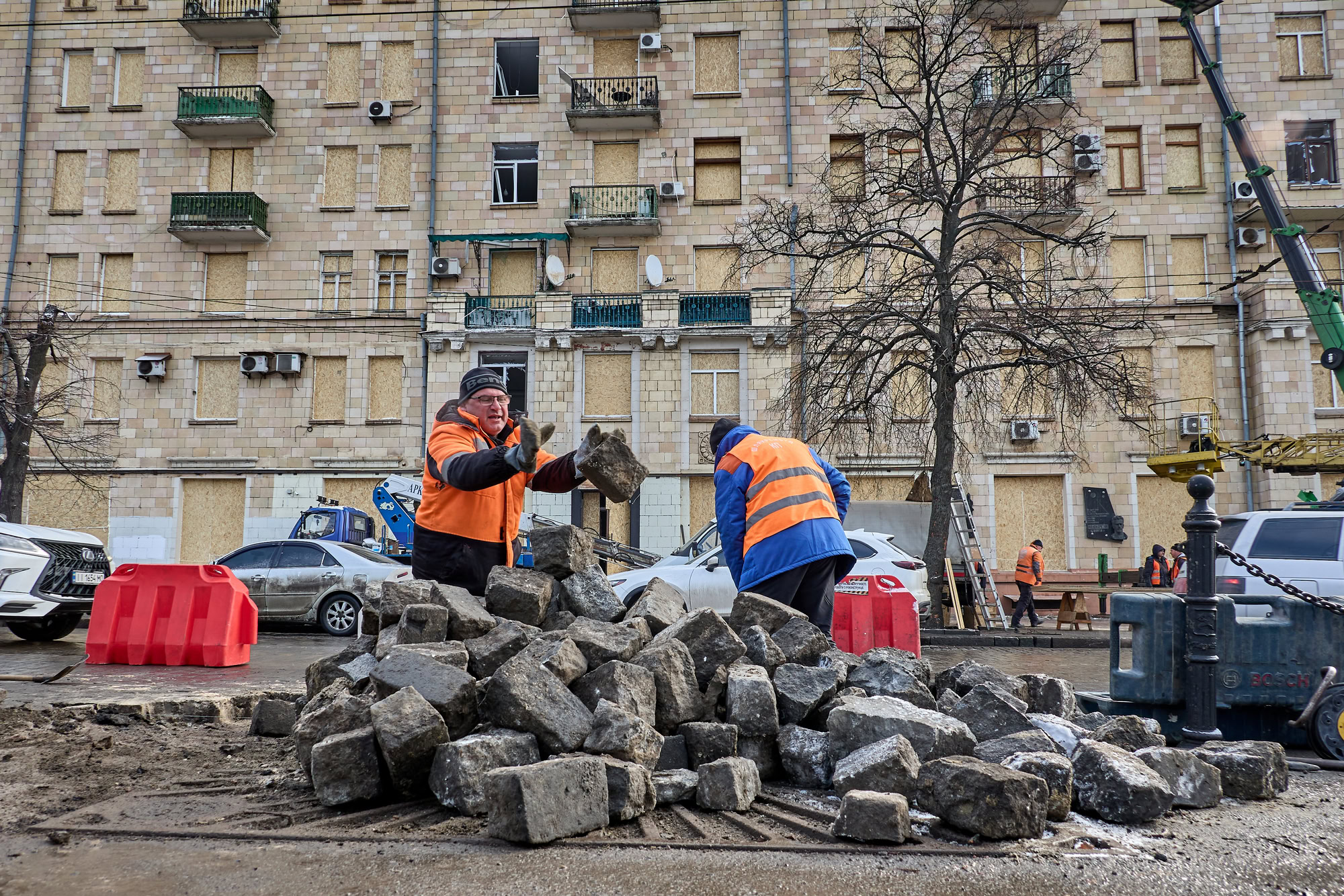 Зображення до:  У центрі Харкова прибирають наслідки удару дрона: фото, відео