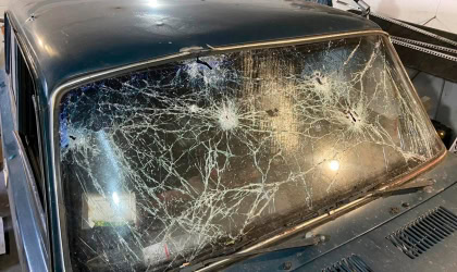 Пошкоджене від обстрілу авто