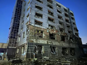 Зображення до посту: Агресор вдарив ракетами по Києву: є загиблий та поранені, пожежі гасили 120 рятувальників