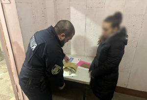Зображення до посту: Продавала доньку, щоб купити авто: у Харкові матір підозрюють у торгівлі дитиною
