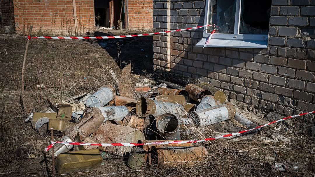 Зображення до:  Снаряди та гранати біля школи — у ДСНС показали, як розміновують Ізюмщину: фото, відео