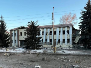 Зображення до посту: У центрі Золочева від авіаудару пошкоджені адмінбудівлі та двоповерхівка: фото