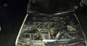 Зображення до посту: Жителю Чугуєва загрожує 10 років вʼязниці за підпал авто військового