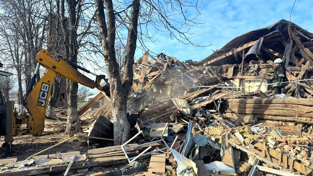 Зображення до:  У центрі Золочева розібрали завали після авіаудару