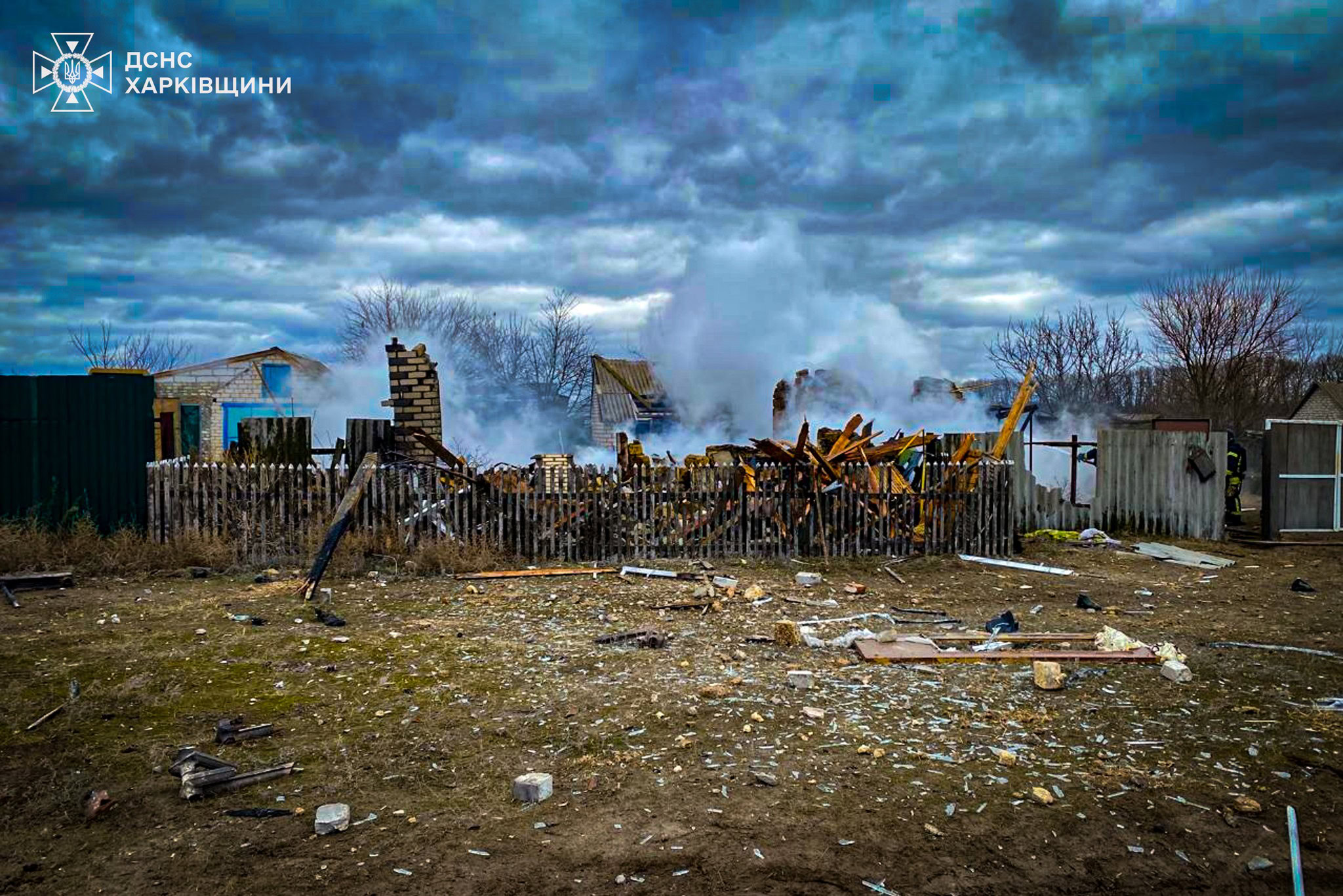 Зображення до:  У Бугаївці від обстрілу зруйновано будинок, спалахнула пожежа: фото