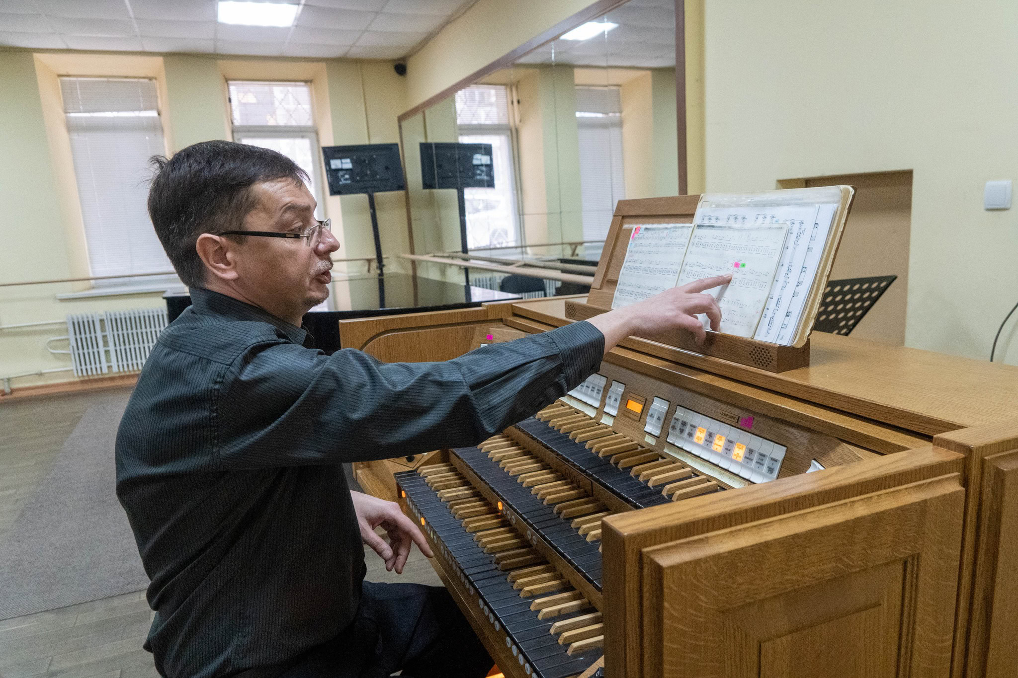 Зображення до:  Харківський університет мистецтв навчатиме органістів на новому інструменті