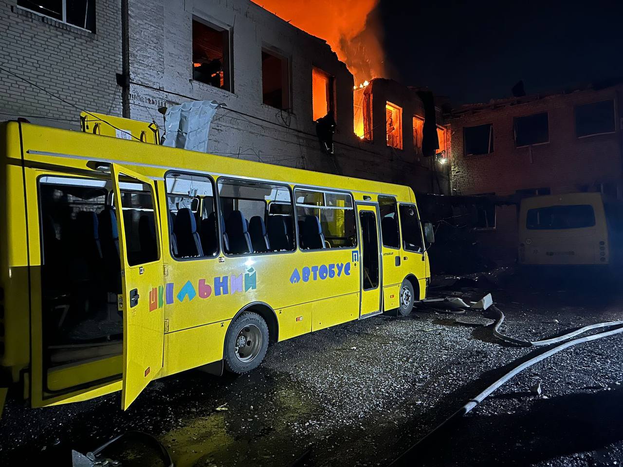 Зображення до:  Четверо людей постраждали під час обстрілу Богодухова: горіла школа, пошкоджені будинки