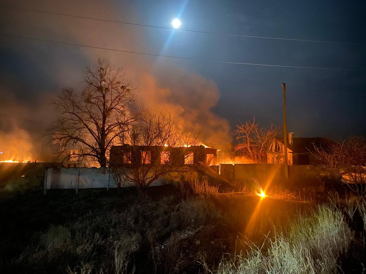 Зображення до:  В Ізюмі дрон влучив у приватний будинок: загинула жінка, серед поранених — юнаки