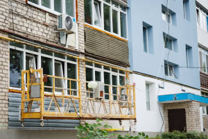 Зображення до посту: Будинки в Ізюмській громаді ремонтуватимуть за проєктом Світового банку — Мінрозвитку