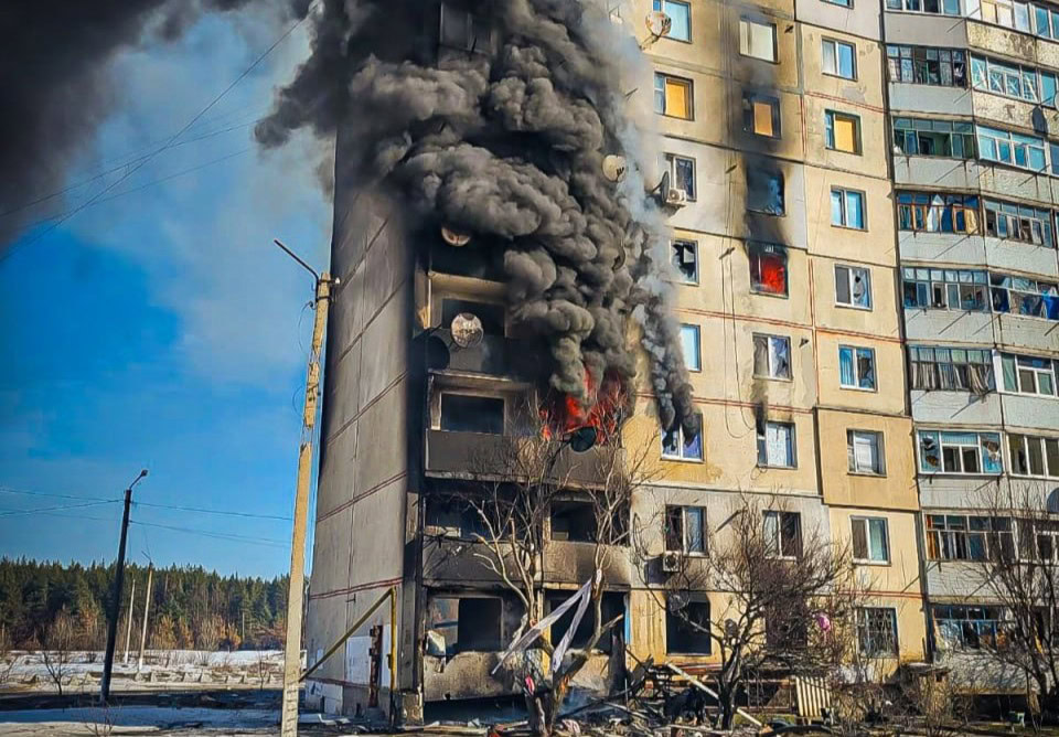 Зображення до:  Російська армія вдарила по Ківшарівці на Харківщині: горить 9-поверхівка — фото