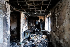 Зображення до посту: П’ятиповерхівка у центрі Харкова після удару та пожежі: фото