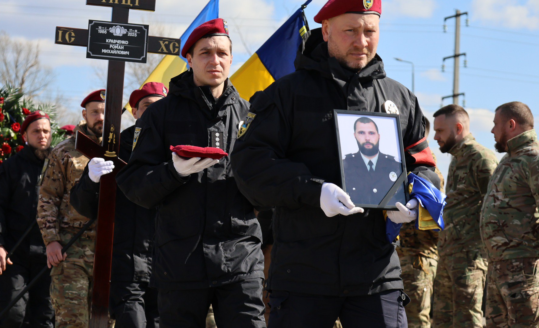 Зображення до:  У Харкові поховали загиблого на фронті поліціянта Романа Кравченка