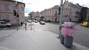 Зображення до посту: З перехресть у центрі Харкова прибрали вазони зі штучними квітами