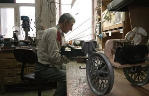 Зображення до посту: Російський обстріл забрав життя дружини та дім працівника харківського театру ляльок: як допомогти