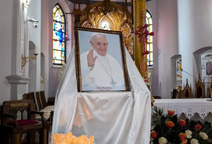 Зображення до посту: «Добрі справи потребували тиші»: у Харкові моляться за спочилого Папу Римського Франциска