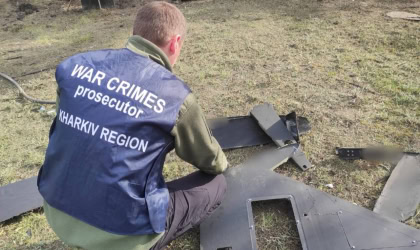 Слідчий вивчає уламки дрона на Харківщині