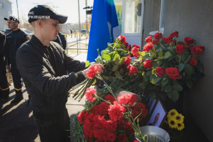 Зображення до посту: Роковини удару: в Харкові вшанували пам’ять загиблих рятувальників