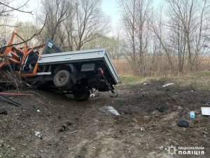 Зображення до посту: На околиці Балаклії підірвалася вантажівка: поліцейські та медики винесли тяжкопораненого водія