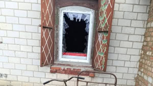 Зображення до посту: Російський дрон атакував селищну раду під Вовчанськом, поранено жінку