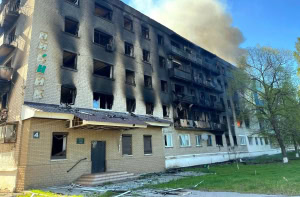 Зображення до посту: У Ківшарівці російський дрон влучив у багатоповерхівку: згоріло 36 квартир