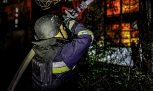 Зображення до посту: Троє рятувальників постраждали під час гасіння пожежі внаслідок обстрілу Харкова