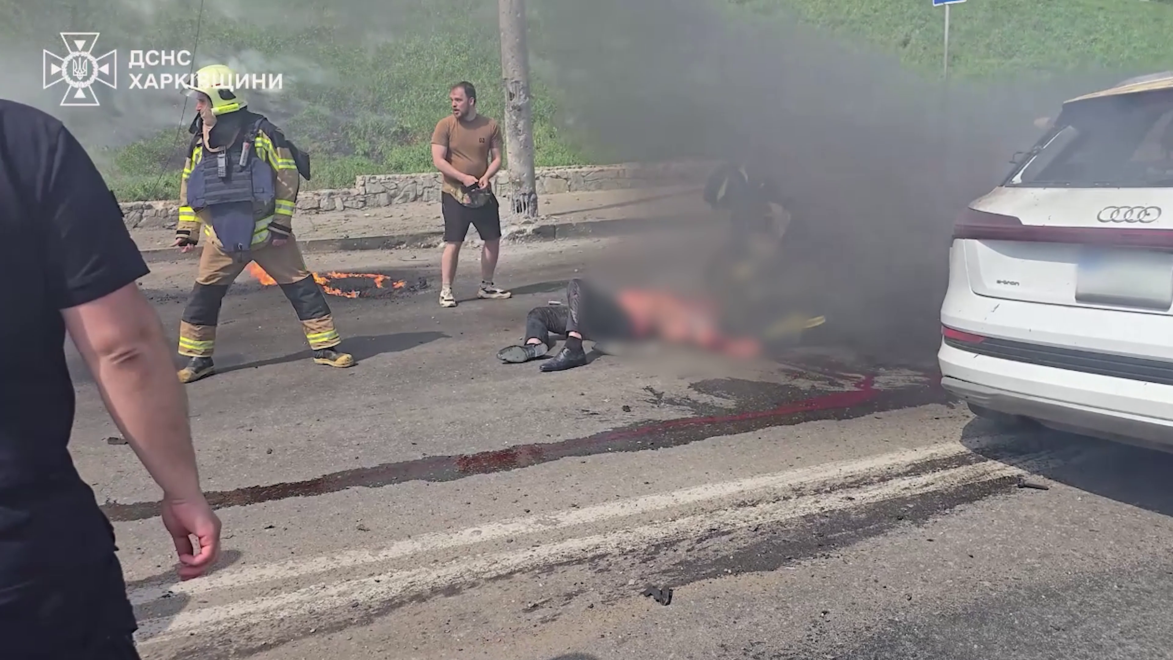 Зображення до:  Удар дрона по вулиці Шевченка в Харкові: ДСНС показала, як рятували водія