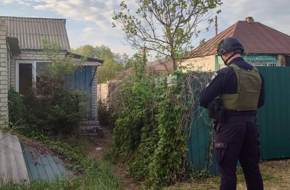 Зображення до:  На Ізюмщині двоє чоловіків підірвалися на протипіхотних мінах