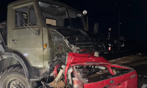 Зображення до посту: У Харкові легковик врізався в автоцистерну: троє загиблих