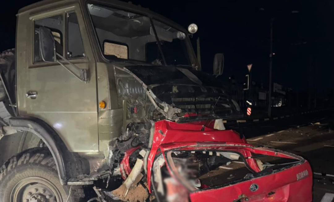 Зображення до:  У Харкові легковик врізався в автоцистерну: троє загиблих