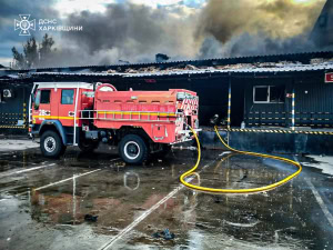 Зображення до посту: В Ізюмі внаслідок обстрілу згоріло відділення «Нової пошти»