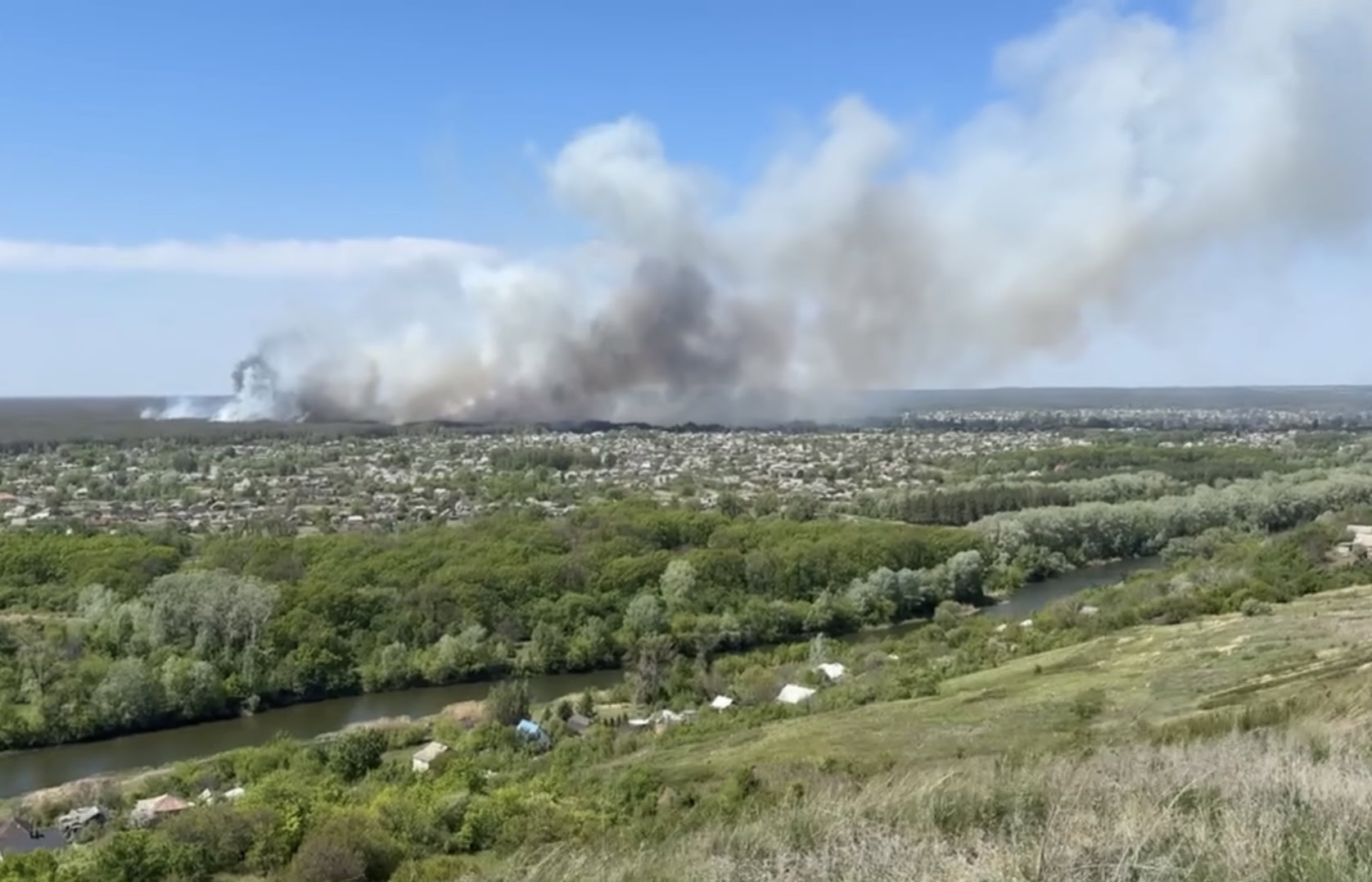 Зображення до:  Через лісову пожежу в Ізюмі є загроза будинкам