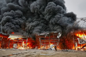 Зображення до посту: У Харкові після обстрілу спалахнула пожежа на ринку «Барабашово»