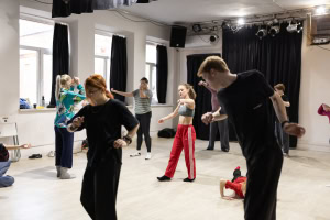 Зображення до посту: «Простір, де можна побути вразливими»: Ніна Хижна про альтернативну театральну освіту і проєкт «Нафталаб»