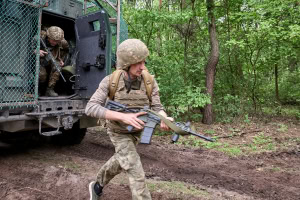 Зображення до посту: Як бійці «Хартії» тренуються у лісі на Харківщині: фото 