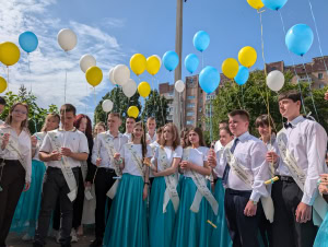 Зображення до посту: У Харкові пролунав останній дзвоник: зі школою прощалися в укриттях