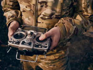 Зображення до посту: У «Хартії» показали евакуацію пораненого бійця наземним дроном
