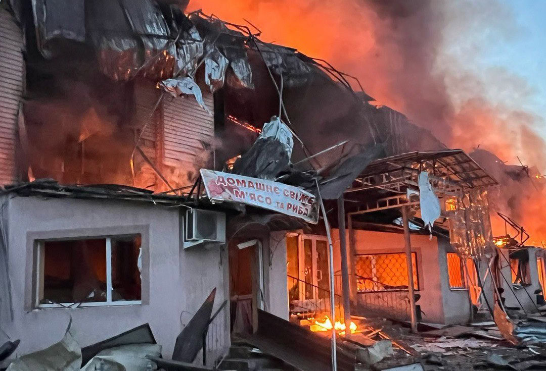 Зображення до:  У Великому Бурлуці внаслідок атаки дронів згорів універмаг, є постраждалі