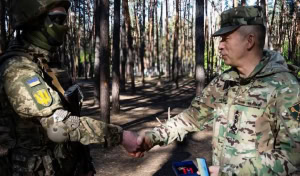 Зображення до посту: Відзначилися у Курській операції: Cирський нагородив воїнів 225-го полку з Харківщини
