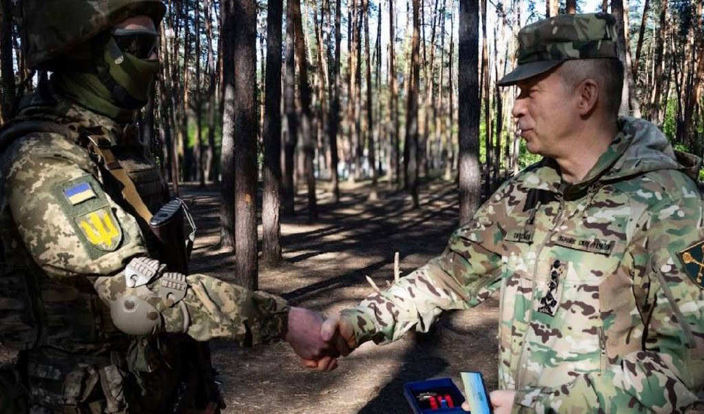 Зображення до:  Відзначилися у Курській операції: Cирський нагородив воїнів 225-го полку з Харківщини